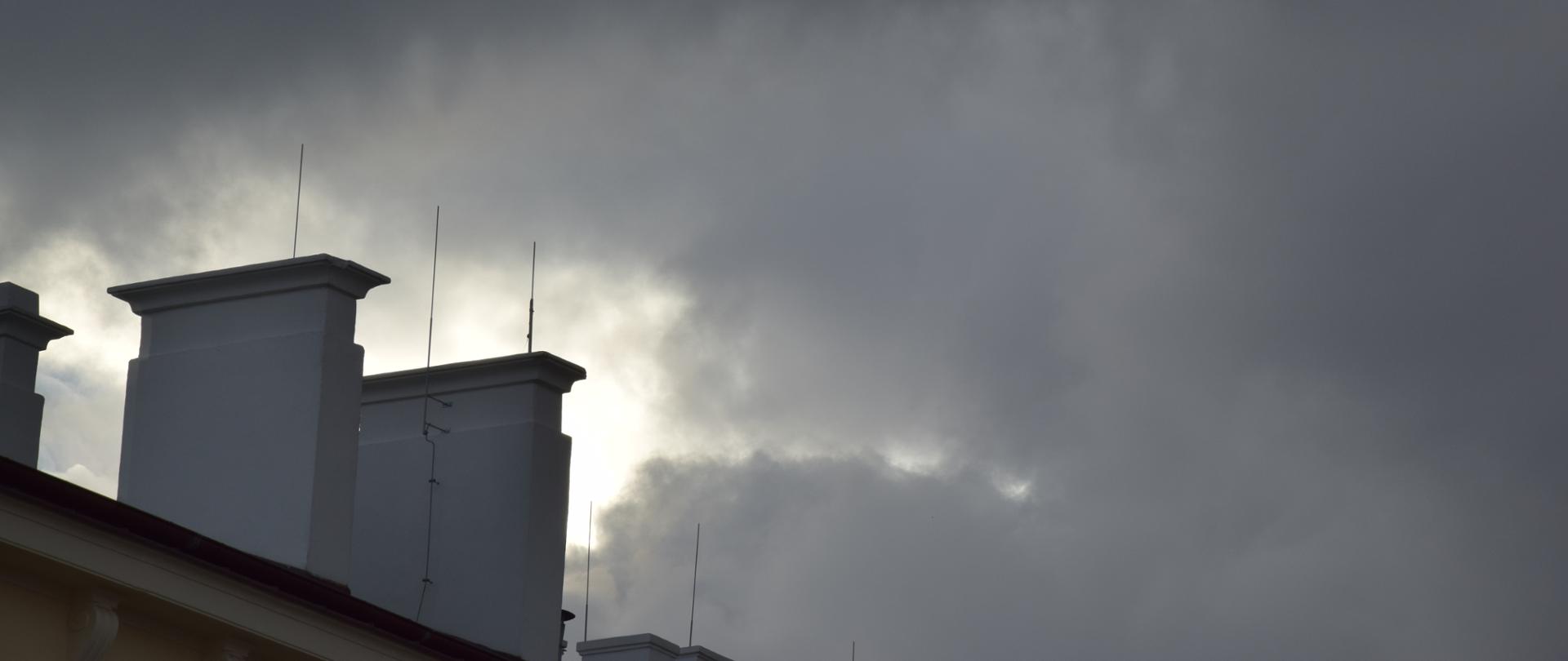 Dwa kominy na tle zachmurzonego nieba.