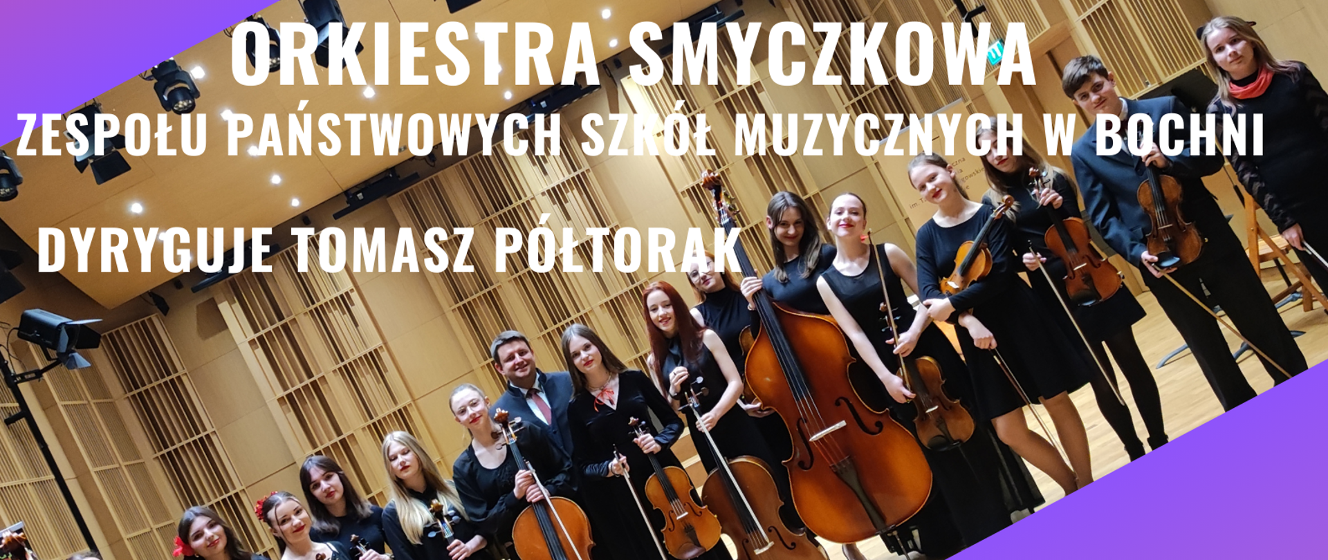 Afisz zapraszający na koncert orkiestry smyczkowej Zespołu Państwowych Szkół Muzycznych w Bochni pod batutą Tomasza Półtoraka 17 kwietnia 2024 roku w auli Państwowej Szkoły Muzycznej w Krzeszowicach. W tle afisza w jego części centralnej znajduje się zdjęcie uczestników - uczniów PSM II st. w Bochni oraz dyrygenta, w tym samym planie w części górnej oraz dolnej pole w kolorze fioletowym.