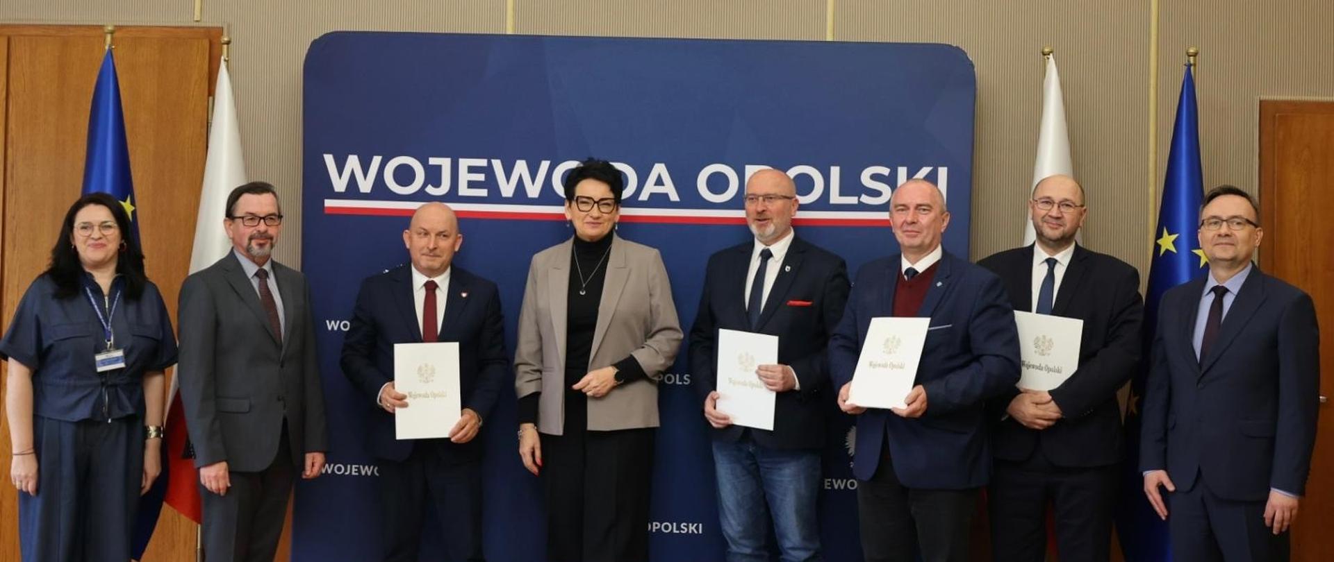 Na zdjęciu widzimy sygnatariuszy podpisania umów dotacji na zadania infrastrukturalne w województwie opolskim. W centrum kadru wojewoda opolski - Monika Jurek.