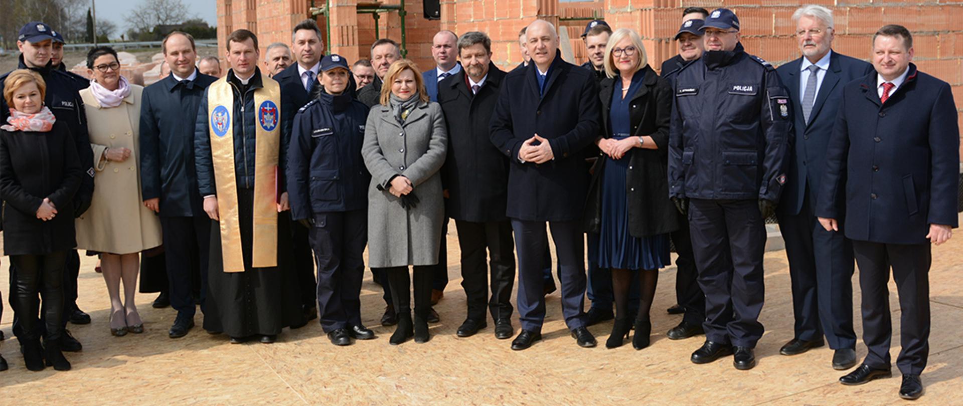 Minister Joachim Brudziński wziął udział w uroczystości wmurowania aktu erekcyjnego pod budowę nowej siedziby dla widawskich policjantów.