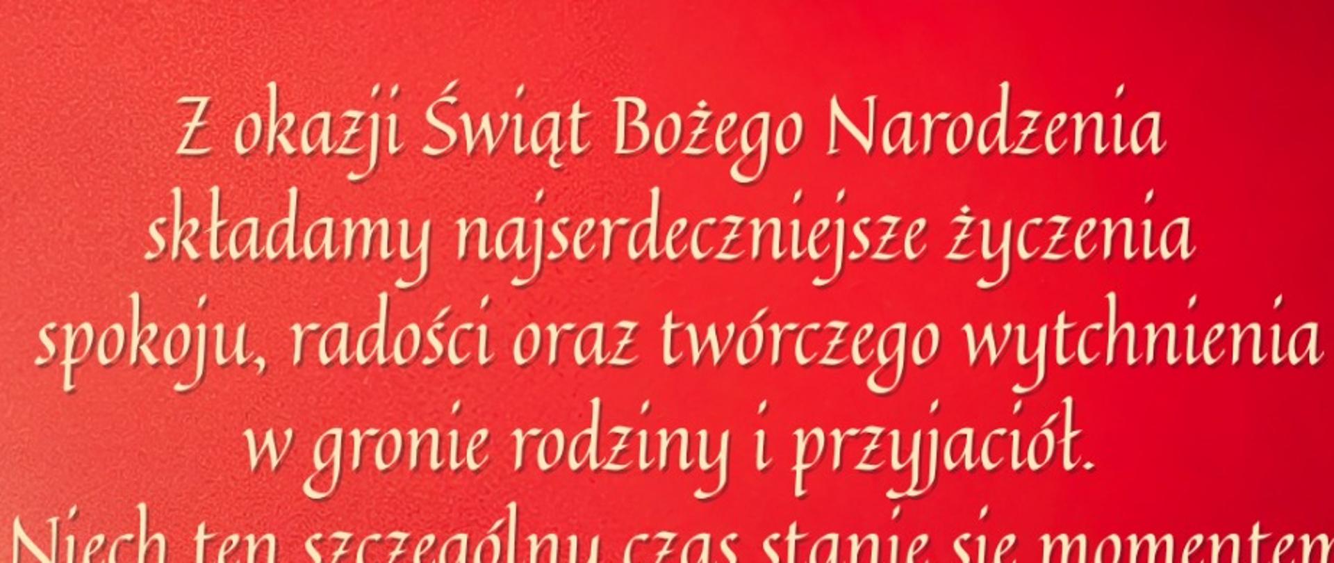 Plakat świąteczny z czerwonym tłem i elementami dekoracyjnymi w postaci rozmytych, kolorowych światełek oraz fragmentu choinki po lewej stronie. Na plakacie znajduje się biały, elegancki tekst w języku polskim, zawierający życzenia z okazji Świąt Bożego Narodzenia. Życzenia odnoszą się do spokoju, radości, refleksji oraz inspiracji, a także symbolicznego rozwoju i satysfakcji. Na dole plakatu widnieje informacja o dyrekcji oraz nazwa szkoły: Państwowej Szkoły Muzycznej I stopnia im. Feliksa Rybickiego w Starachowicach