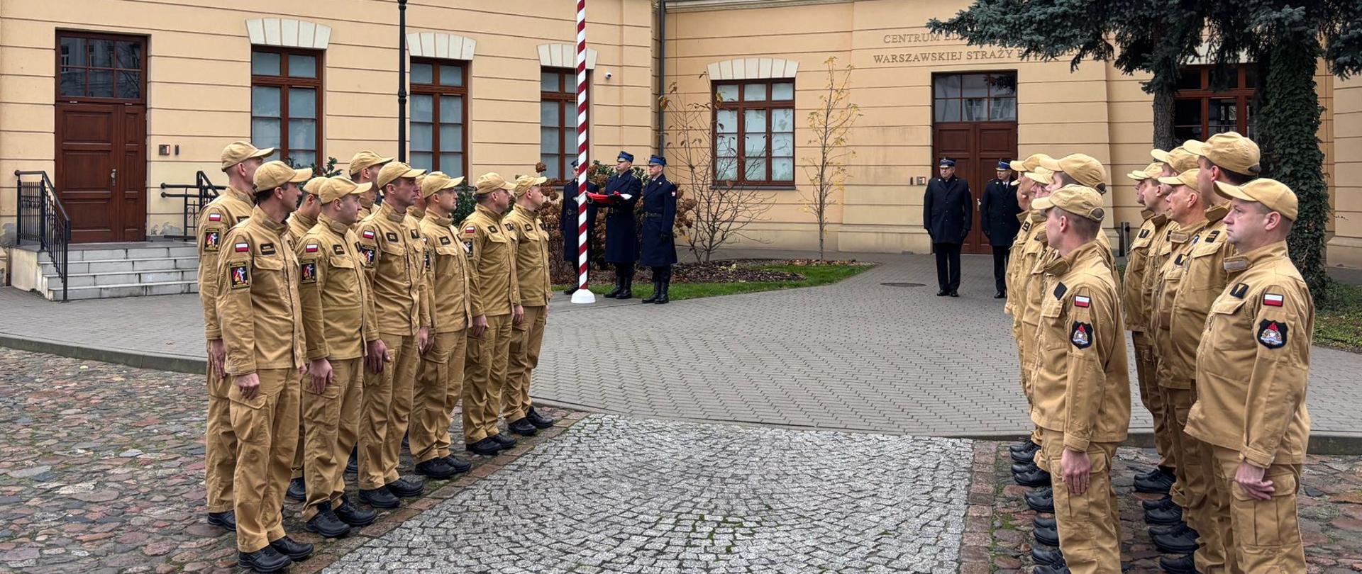 Na zdjęciu widoczni strażacy z JRG podczas uroczystej zmiany służby przy fladze narodowej 