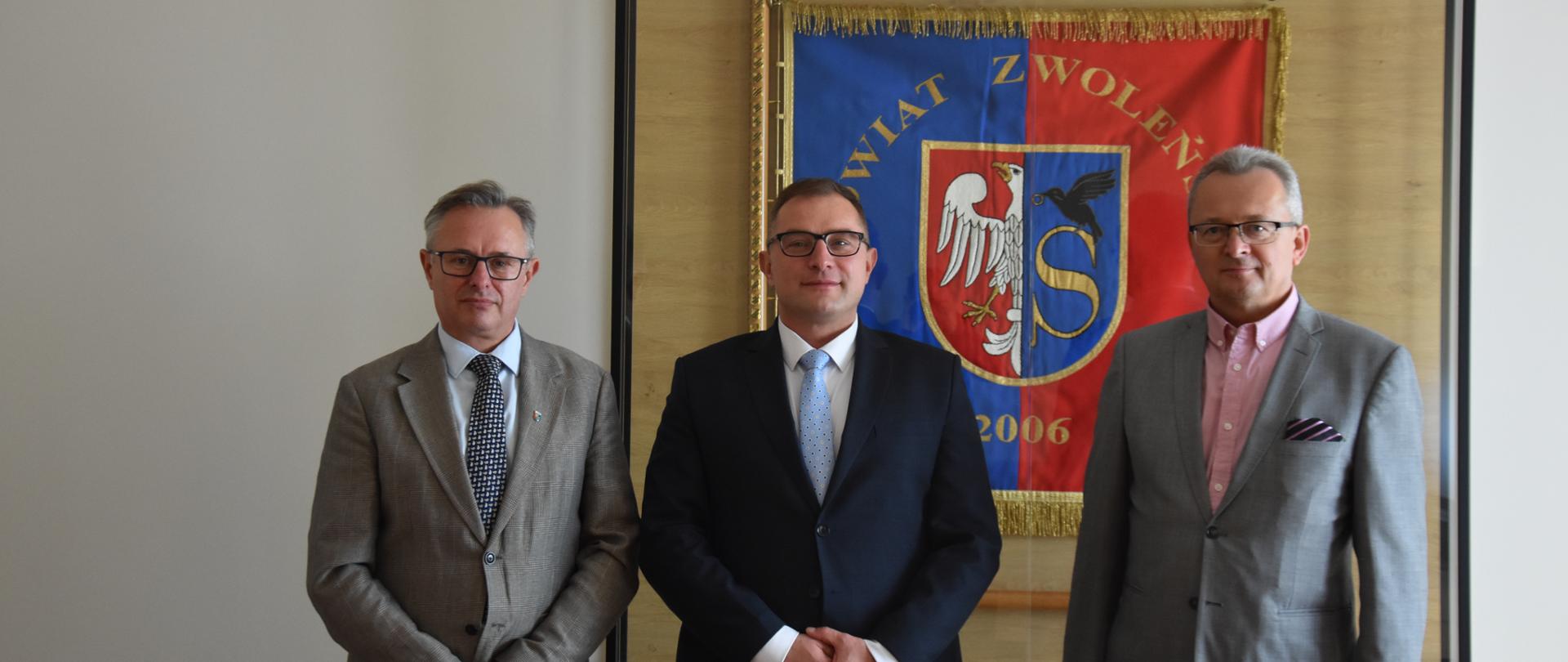 Na zdjęciu widać trzech mężczyzn 