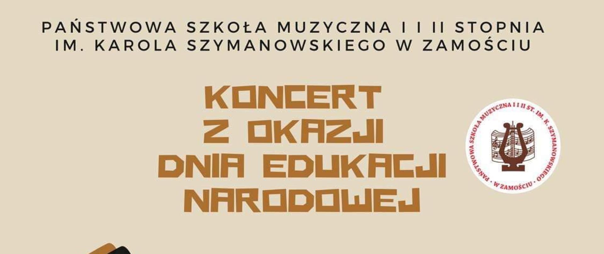 Tło plakatu w kolorze jasnym wrzosowym. W centralnym miejscu główny motyw graficzny w postaci pięciolinii, klucza wiolinowego i nut w kolorach czarnym i jasnobrązowym. W górnej części plakatu napis w kolorze czarnym o treści: "Państwowa Szkoła Muzyczna I i II stopnia im. Karola Szymanowskiego w Zamościu". Poniżej napis w kolorze jasnobrązowym o treści: "Koncert z okazji Dnia Edukacji Narodowej". Obok napisu, po prawej, logo szkoły w kształcie białego koła: symbol liry na tle nut obwiedziony koliście napisem z nazwą szkoły. Poniżej, centralnie informacja: "wystąpią uczniowie i nauczyciele". Poniżej główna grafika w formie wspomnianej pięciolinii z nutami. Poniżej grafiki informacja: "12.10.2023r. godz. 17.00, Aula PSM. U dołu plakatu czarny napis o treści: "250 rocznica powołania Komisji Edukacji Narodowej".