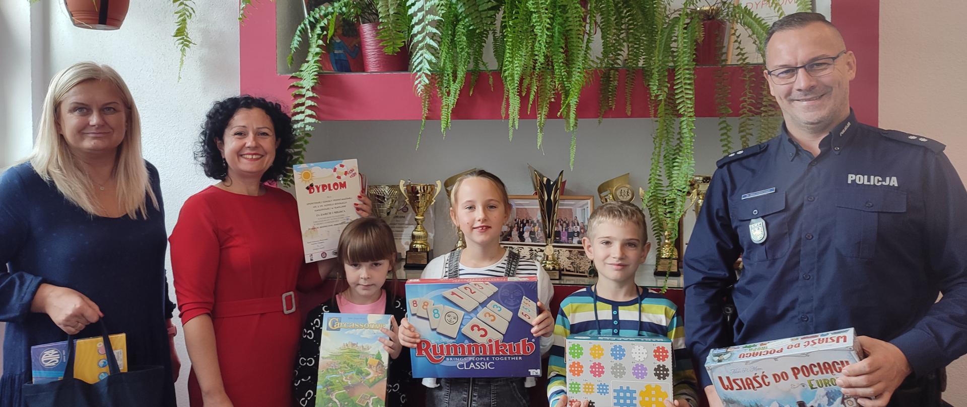 Laureaci konkursu "Wakacje: Bezpiecznie, Zdrowo i Zabawnie" ze Sportowej Szkoły Podstawowej nr 2 w Radlinie wraz z opiekunem i organizatorami.
