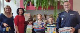 Laureaci konkursu "Wakacje: Bezpiecznie, Zdrowo i Zabawnie" ze Szkoły Podstawowej nr 2 w Radlinie wraz z opiekunem i organizatorami