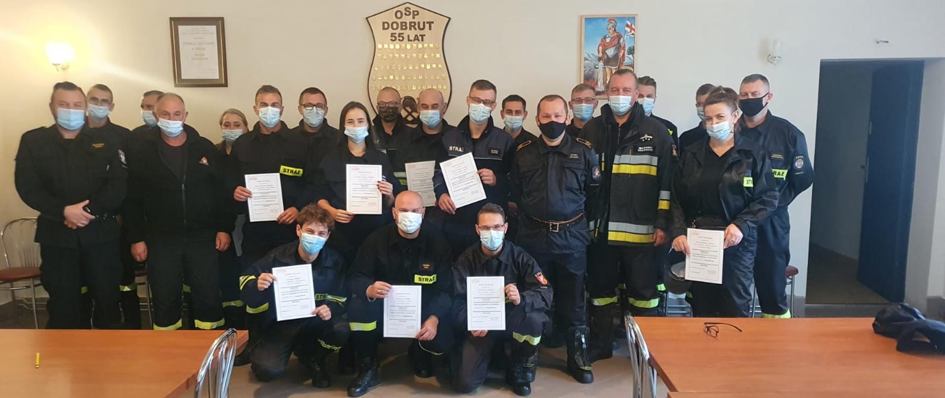 Fotografia przestawiająca ochotników OSP z terenu powiatu, którzy ukończyli kurs kierujących działaniem ratowniczym dla członków OSP.