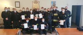 Fotografia przestawiająca ochotników OSP z terenu powiatu, którzy ukończyli kurs kierujących działaniem ratowniczym dla członków OSP.