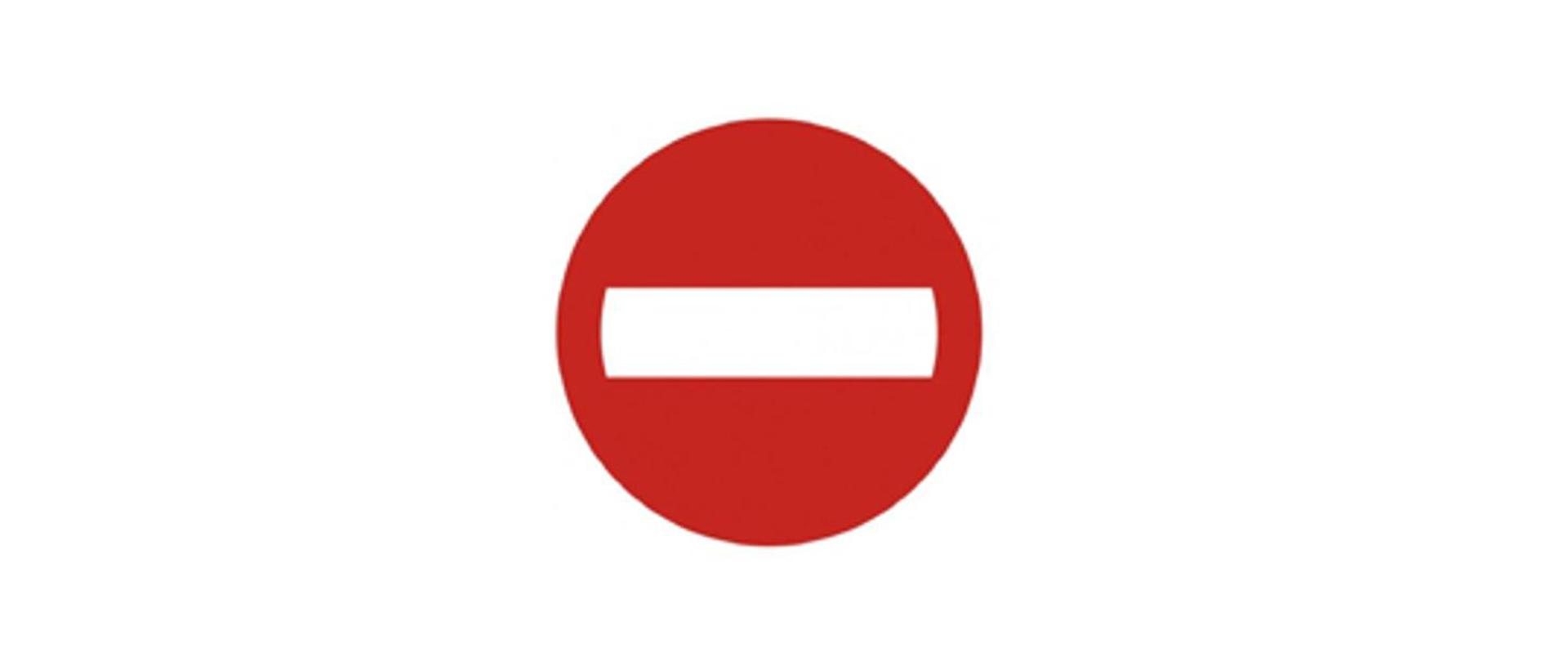 Zdjęcie przedstawia znak zakazu wjazdu wynikający z obowiązujących przepisów ruchu drogowego