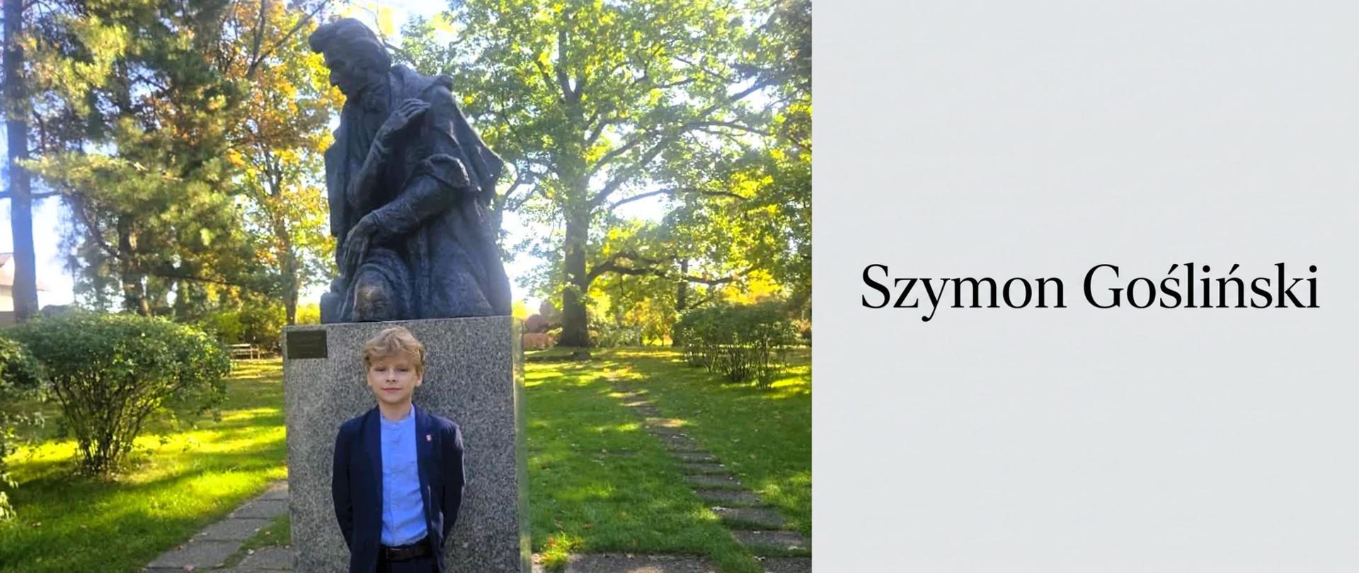 Kombinacja zdjęcia i tekstu. Po lewej zdjęcie młodego chłopca w granatowej marynarce stojącego przed granitowym cokołem, na którym znajduje się brązowe popiersie Fryderyka Chopina. Chłopiec z jasnymi włosami patrzy w kamerę, ma ręce za plecami, w tle słoneczny park. Po prawej stronie, na jednolitym jasnoszarym tle, widnieje tekst: 'Szymon Gośliński' czarną, elegancką czcionką.