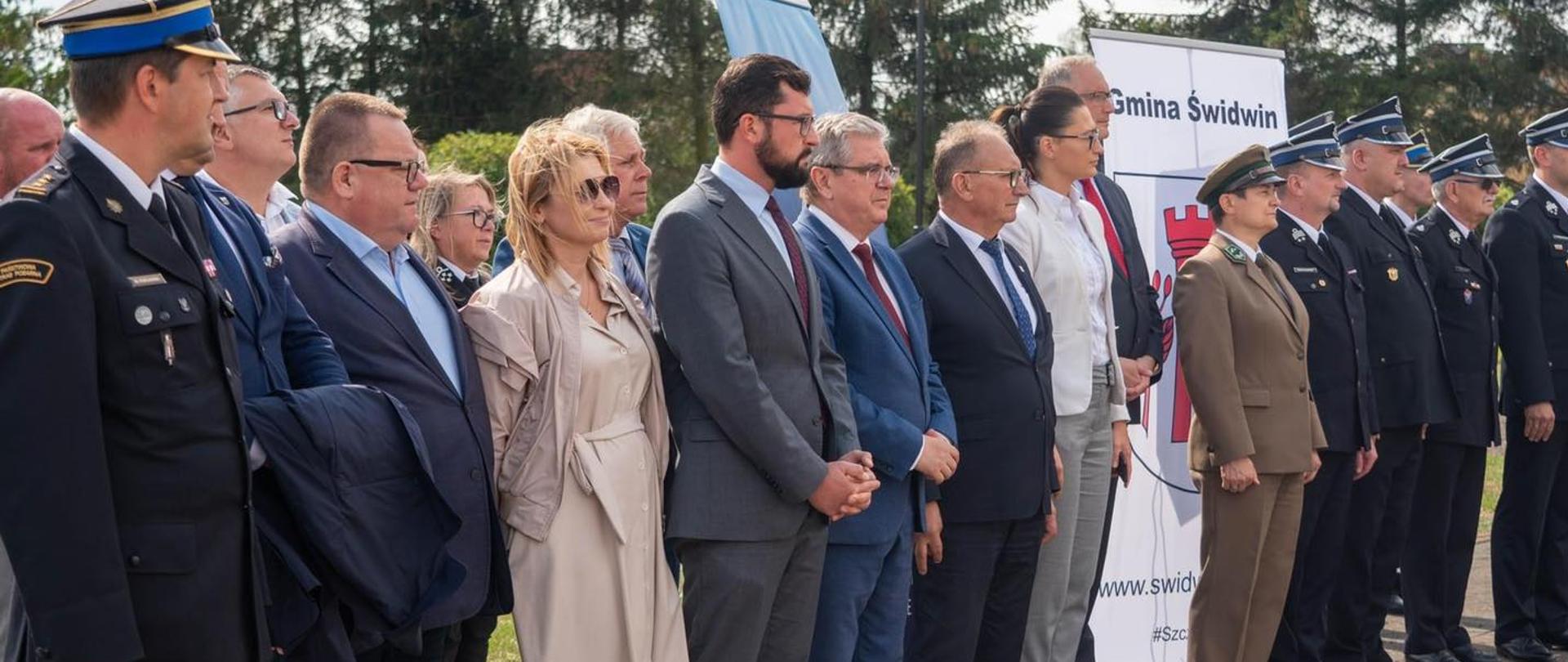 Zdjęcie przedstawia wręczenie dptacji mały strażak w lekowie