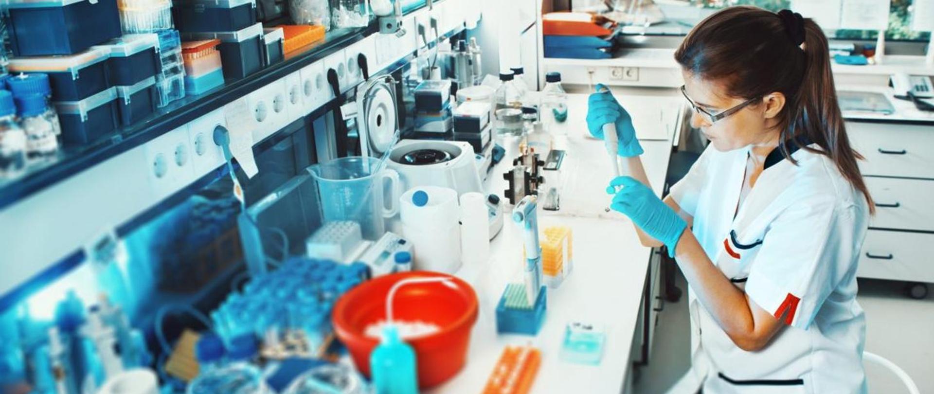Kobieta pracujaca w labolatorium