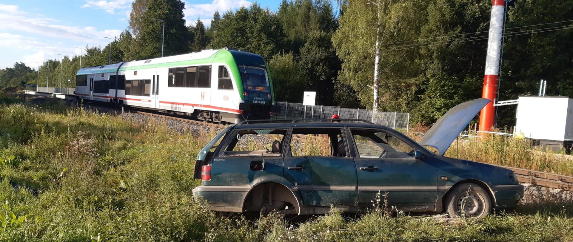 Zderzenie się autobusu szynowego z samochodem osobowym