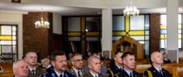 Przedstawiciele służb mundurowych uczestniczący w nabożeństwie poprzedzającym uroczystości strażackie.