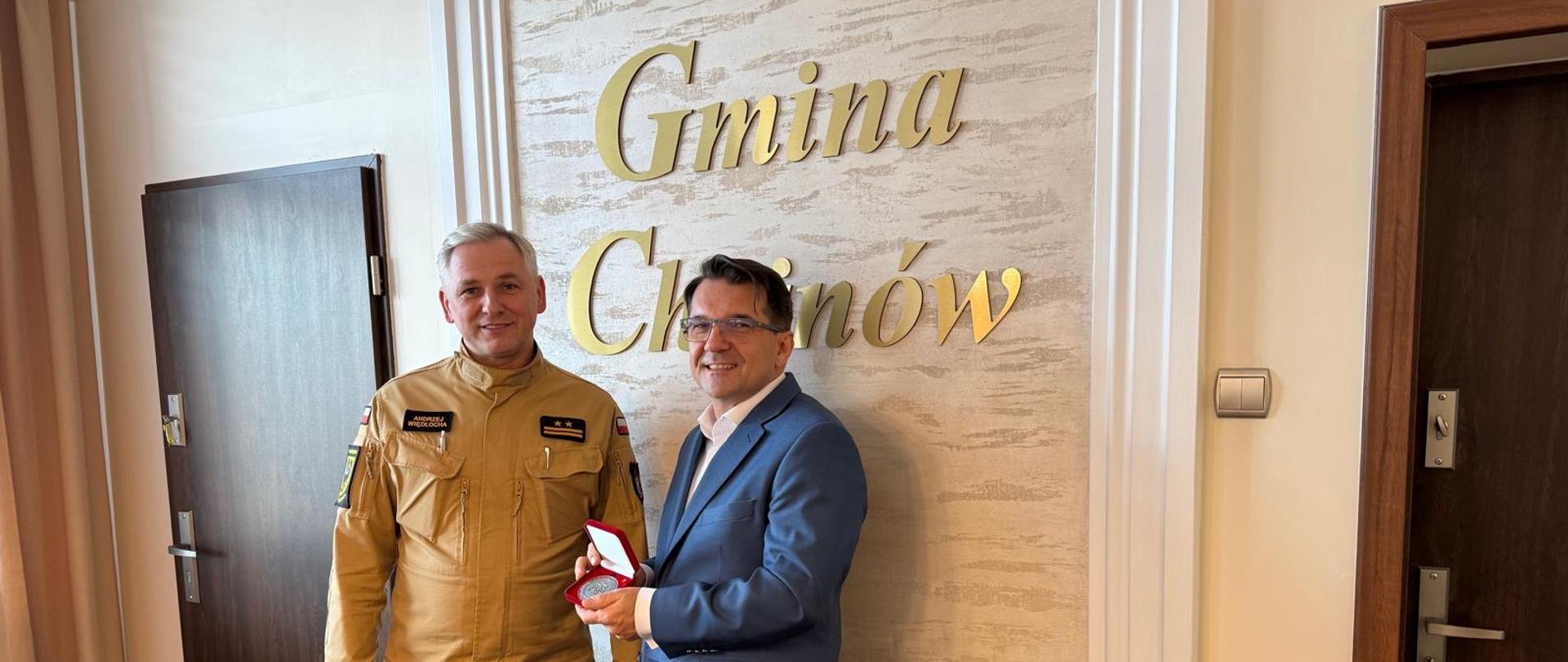 bryg. Andrzej Więdłocha wręcza medal z okazji 30-lecia KSRG Panu Andrzejowi Pyrzowi