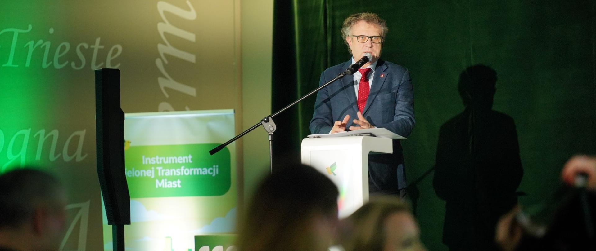 Na zdjęciu wiceminister Jacek Karnowski przy mównicy