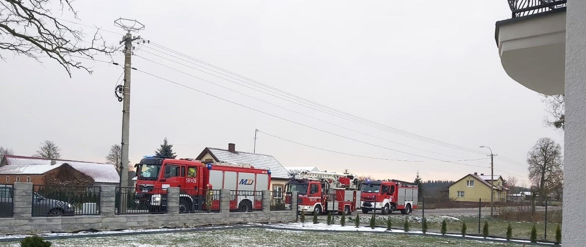 W dniu 19 listopada 2022 około godz. 8:15 do Stanowiska Kierowania Komendanta Powiatowego PSP w Przasnyszu wpłynęło zgłoszenie o pożarze budynku mieszkalnego w miejscowości Lipa gmina Jednorożec. Z informacji uzyskanych od zgłaszającej wynikało, że pożar jest już w fazie rozwiniętej i obejmuje pomieszczenie kotłowni i garażu. Na miejsce natychmiast zadysponowano 6 zastępów straży pożarnej.
Jeszcze przed przybyciem jednostek ochrony przeciwpożarowej skuteczne działania gaśnicze podjął funkcjonariusz naszej Komendy, asp. Adam Mikołajewski. Mając świadomość i wiedzę na temat panującego niebezpieczeństwa dotarł do źródła ognia gasząc go przy pomocy gaśnicy proszkowej. Na szczęcie nikt w pożarze nie został poszkodowany, a dzięki bohaterskiej postawie naszego funkcjonariusza straty w mieniu udało się ograniczyć.
Dalsze działania strażaków polegały na przewietrzeniu pomieszczeń w budynku mieszkalnym oraz sprawdzeniu przy pomocy urządzeń wykrywczych i pomiarowych czy nie ma niebezpieczeństwa spowodowanego przez gazy pożarowe i ukryte zarzewia ognia.
Bohaterska posatwa asp. Adama Mikołajewskiego jest najlepszym odzwierciedleniem słów
„ Strażakiem się jest, a nie bywa” Gratulujemy!!!
Opracował: kpt. Piotr Kuligowski
Zdjęcia: kpt: Radosław Krzemiński
