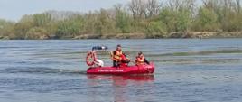 Na zdjęciu widać trzech strażaków znajdujących się w łodzi ratowniczej. Ratownicy prowadzą działania związane z odnalezieniem osoby zaginionej.