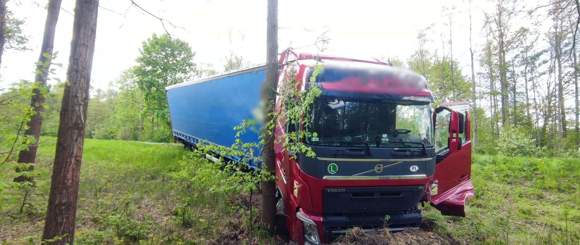 Samochód ciężarowy rozbity w wyniku wypadku.