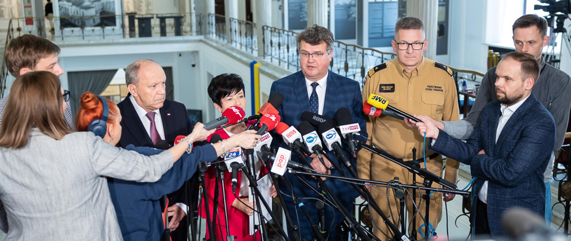 25 mln zł dla Młodzieżowych Drużyn Pożarniczych – konferencja z udziałem wiceministra Macieja Wąsika