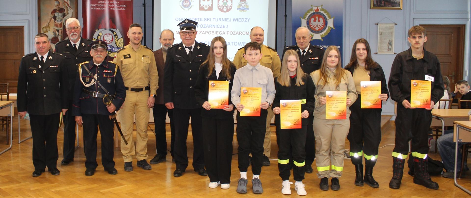 Laureaci oraz organizatorzy po wręczeniu nagród w konkursie OTWP