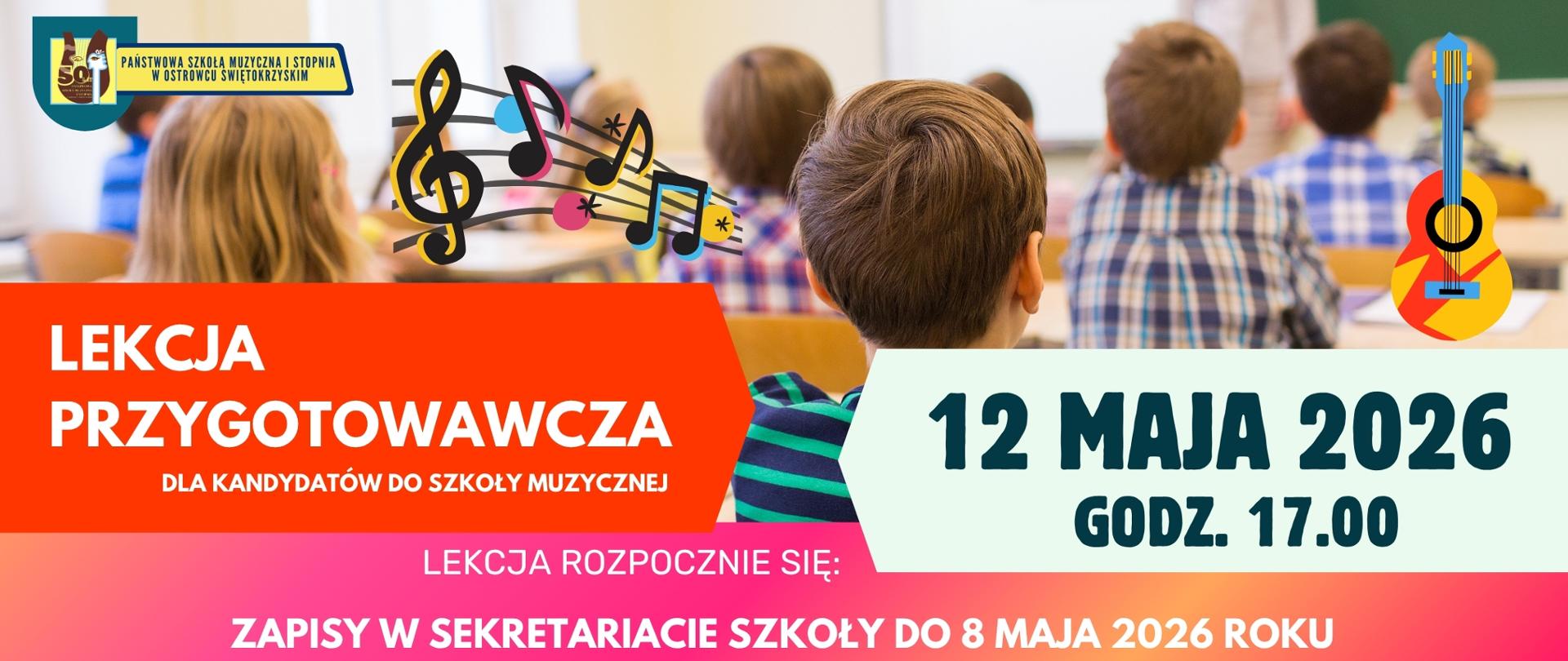 dzieci siedzący w ławkach, przed tablicą nauczycielka, napisy w kolorze białym na pomarańczowo-zielonym tle, z logo szkoły w kolorze brązowo-żółtym