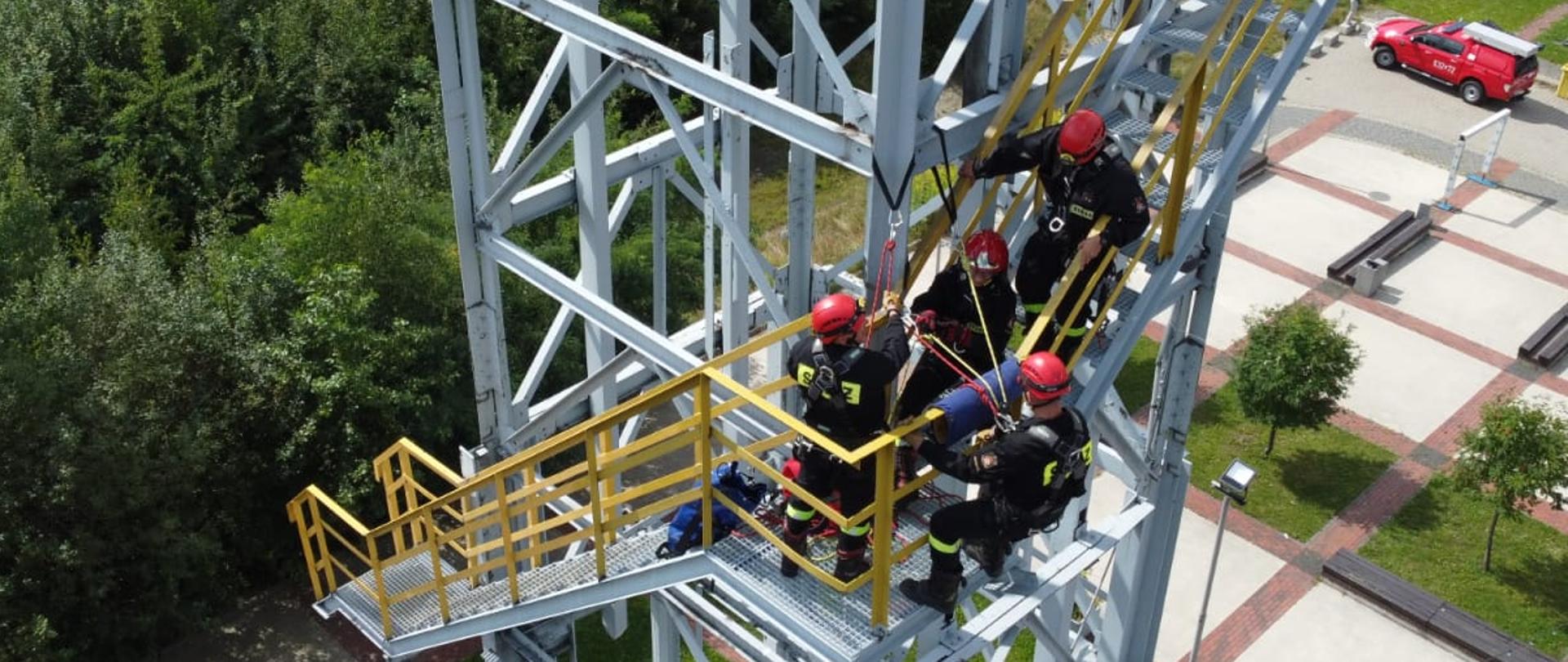 Ćwiczenia strażaków z zakresu ratownictwa wysokościowego