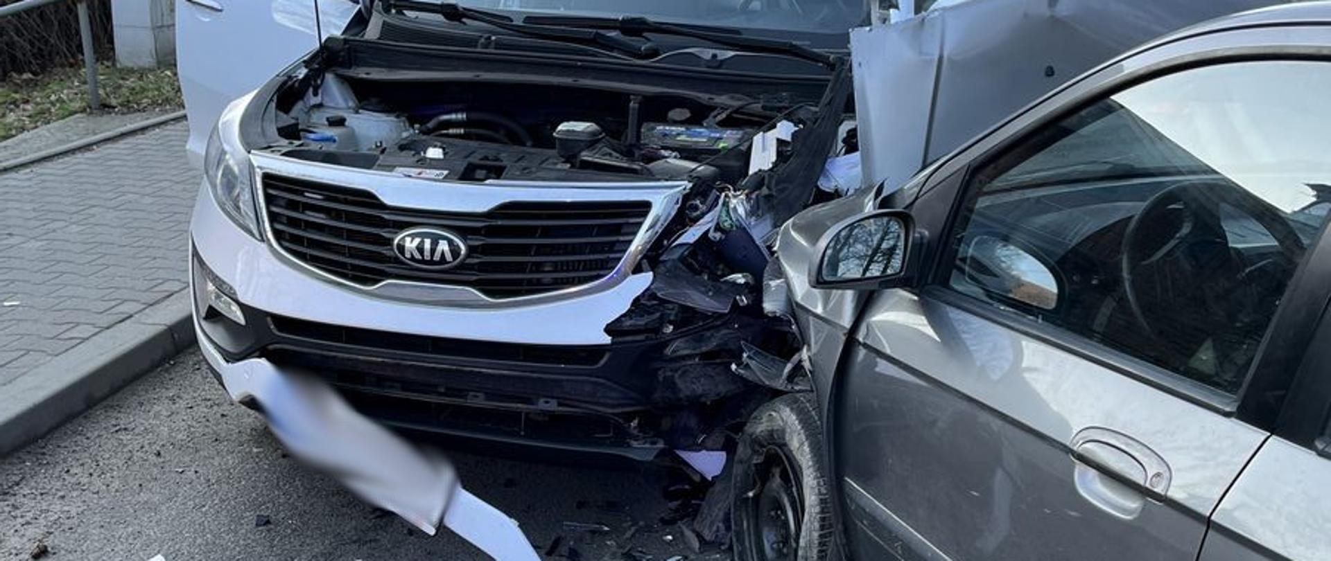 Samochody po zderzeniu na drodze