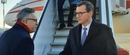 Veleposlanik R Poljske Krzysztof Olendzki pozdravlja predsednika Vlade R Poljske M Morawieckega na letališču J Pučnika Ljubljana