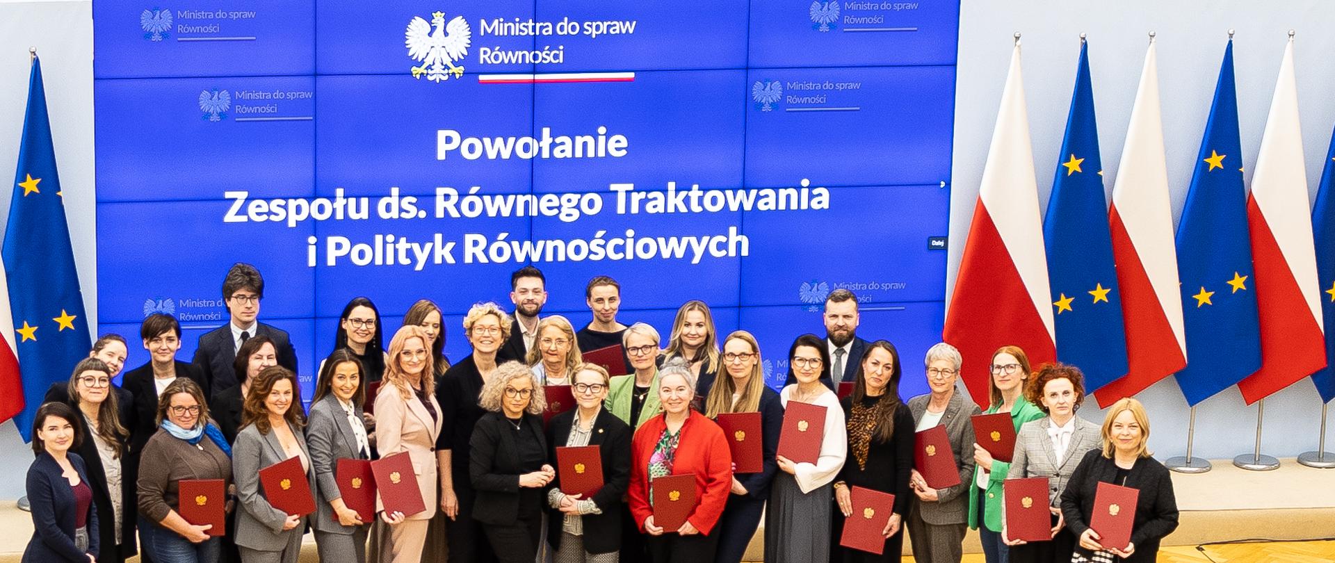 Na zdjęciu znajdują się osoby, które wchodzą w skład Zespołu ds. Równego Traktowania i Polityk Równościowych