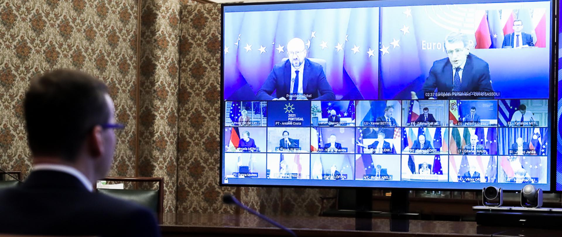 Widok zza premiera na wideokonferencję.