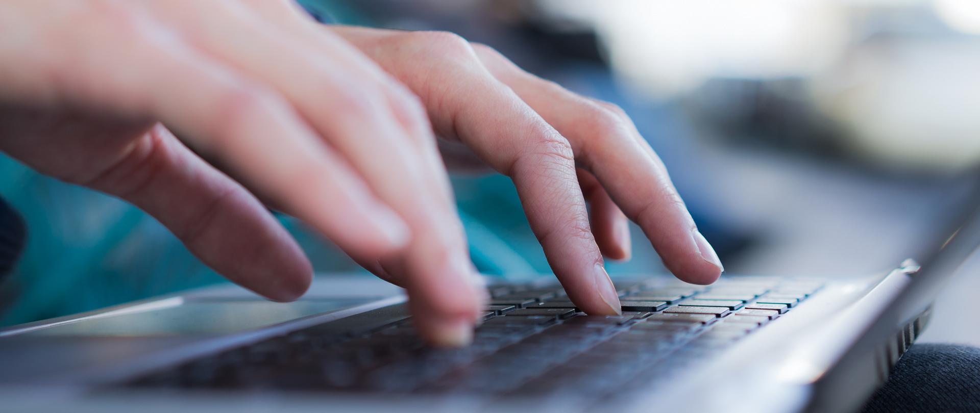 Ręce na klawiaturze komputera 