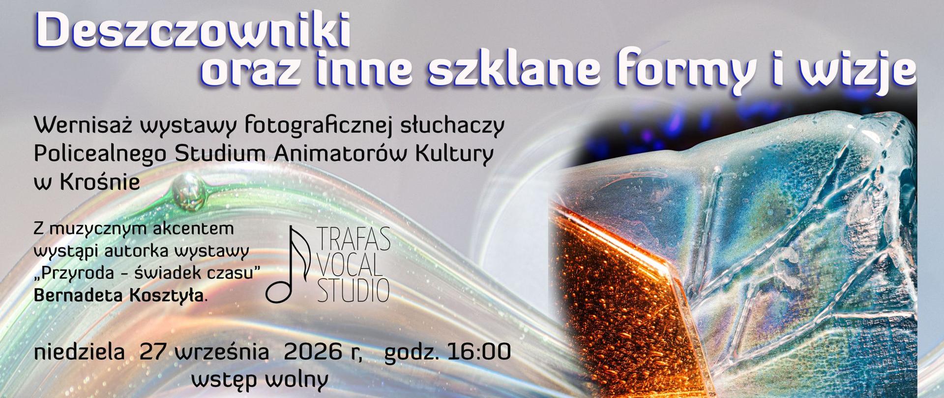 Plakat informujący o wystawie fotografii szkła „Deszczowniki oraz inne szklane formy i wizje” autorstwa słuchaczy Policealnego Studium Animatorów Kultury w Krośnie.