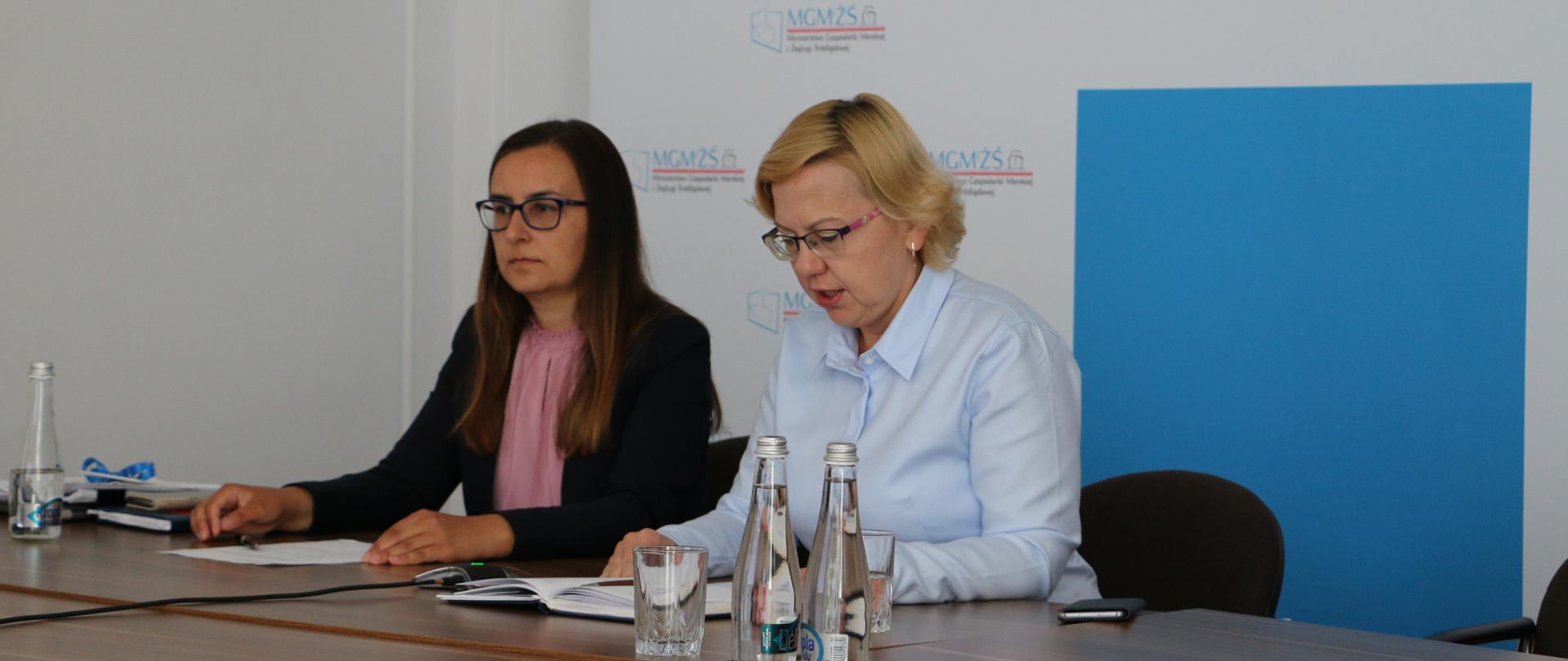 po lewej wicedyrektor departamentu gospodarki wodnej i żeglugi śródlądowej Małgorzata Bogucka Szymalska, po prawej wiceminister gospodarki morskiej i żeglugi śródlądowej Anna Moskwa