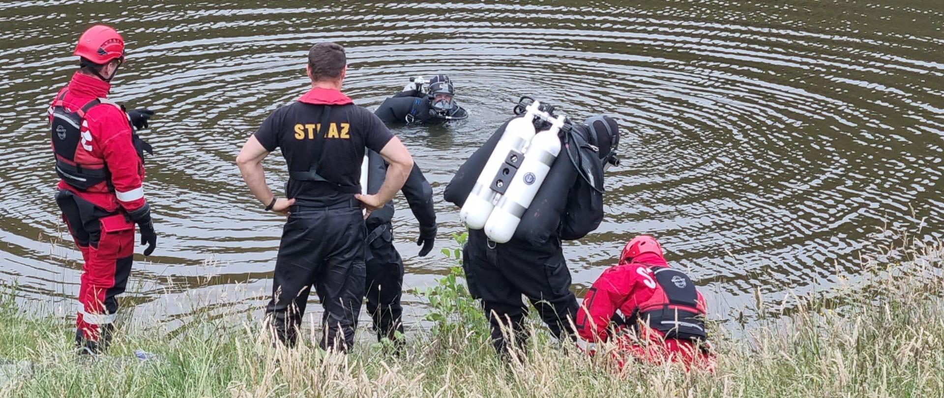 Pomoc w wydobyciu wraku pojazdu.