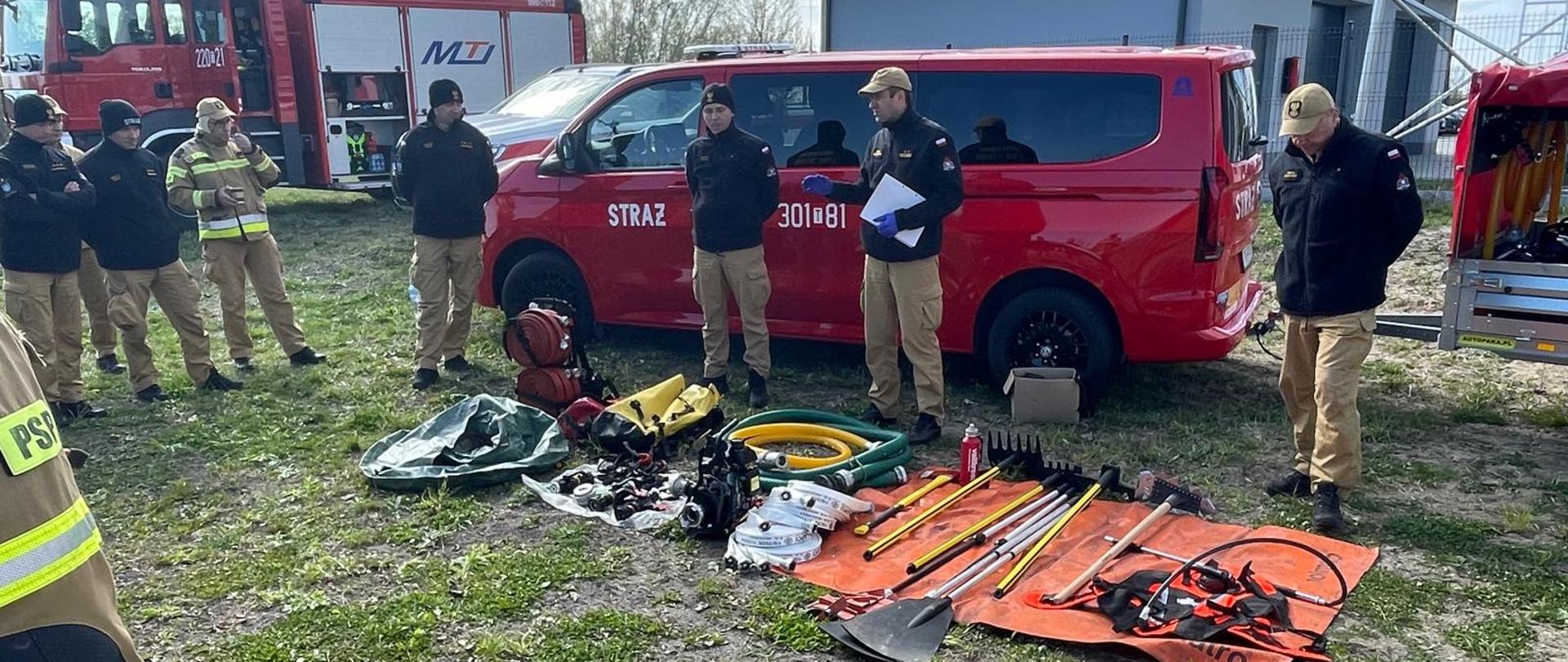 Ćwiczenia praktyczne - sprzęt oraz strażacy.