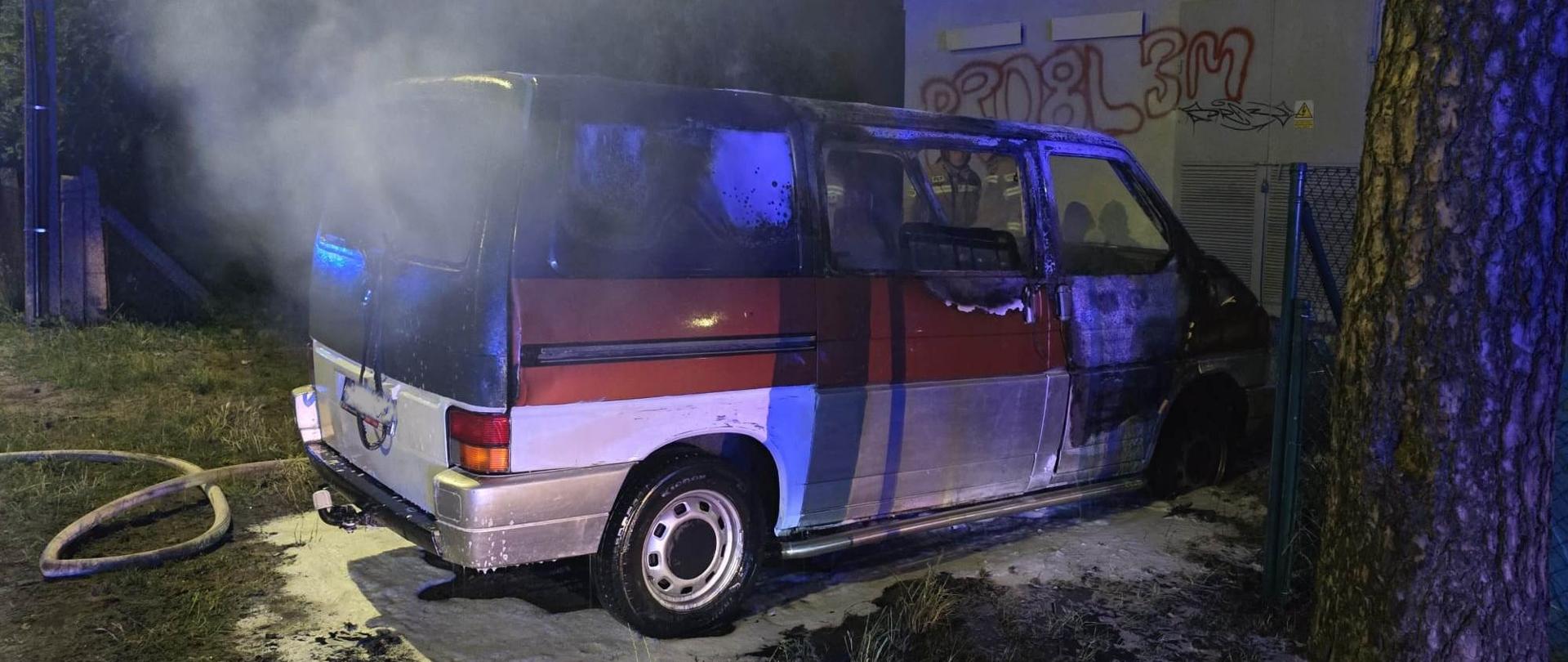 Spalony prawy bok samochodu, jest ciemno