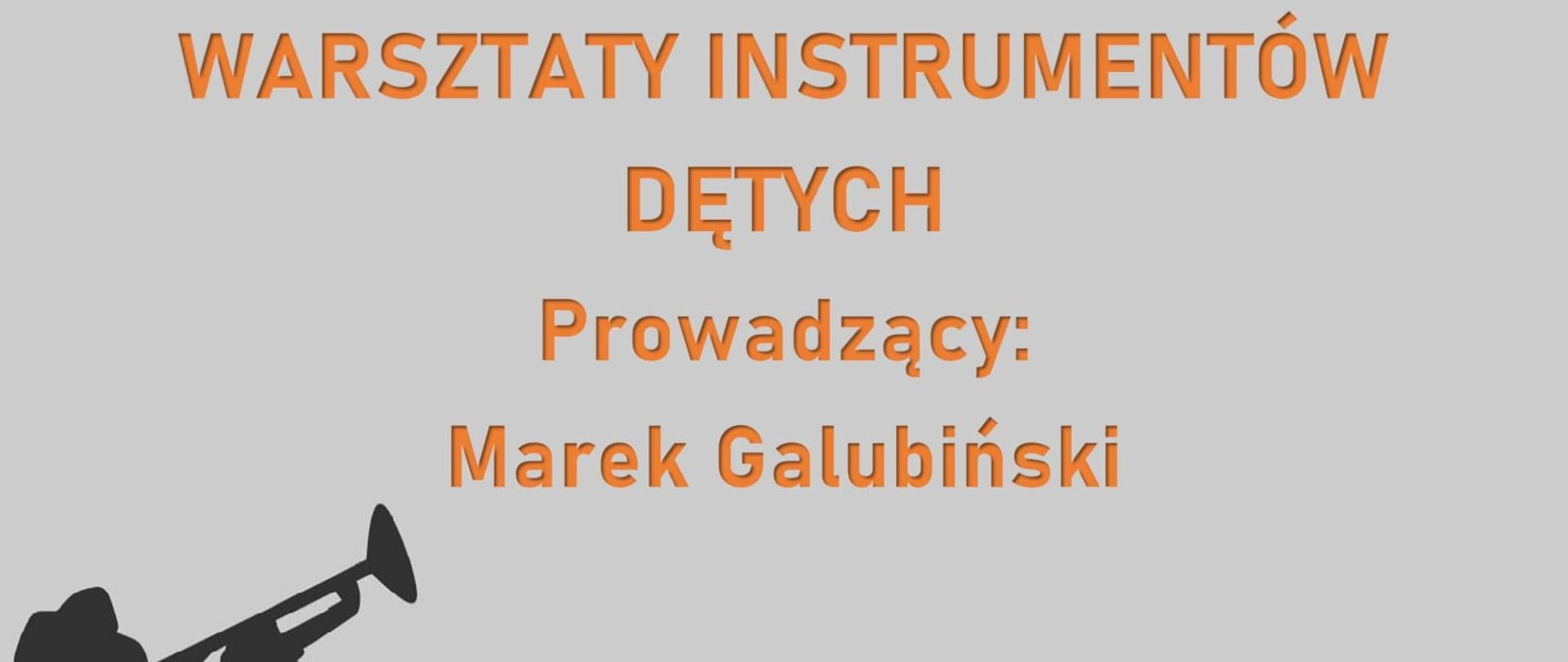 Plakat zwiera od góry nazwę szkoły kolorze pomarańczowo - czarnym na szarym tle. Z lewej strony nazwy zamieszczone jest logo szkoły. Poniżej większymi literami w kolorze pomarańczowym zapisana jest nazwa wydarzenia i osoba prowadząca. U dołu strony widać kontury budynków i od lewej postać grającą na trąbce wypełnione czarnym kolorem. Na czarnym tle znajduje się napis w kolorze pomarańczowo-białym informujący o terminie i miejscu wydarzenia. 