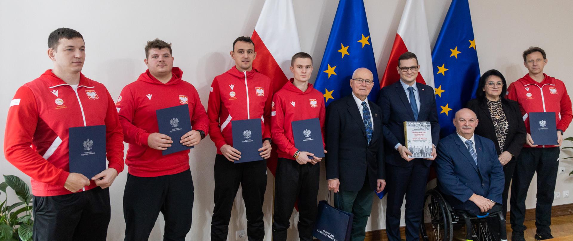 Zdjęcie grupowe zrobione podczas spotkania i uhonorowania osiągnięć kujawsko-pomorskich uczestników XXV Letnich Igrzysk Głuchych – Tokio 2025