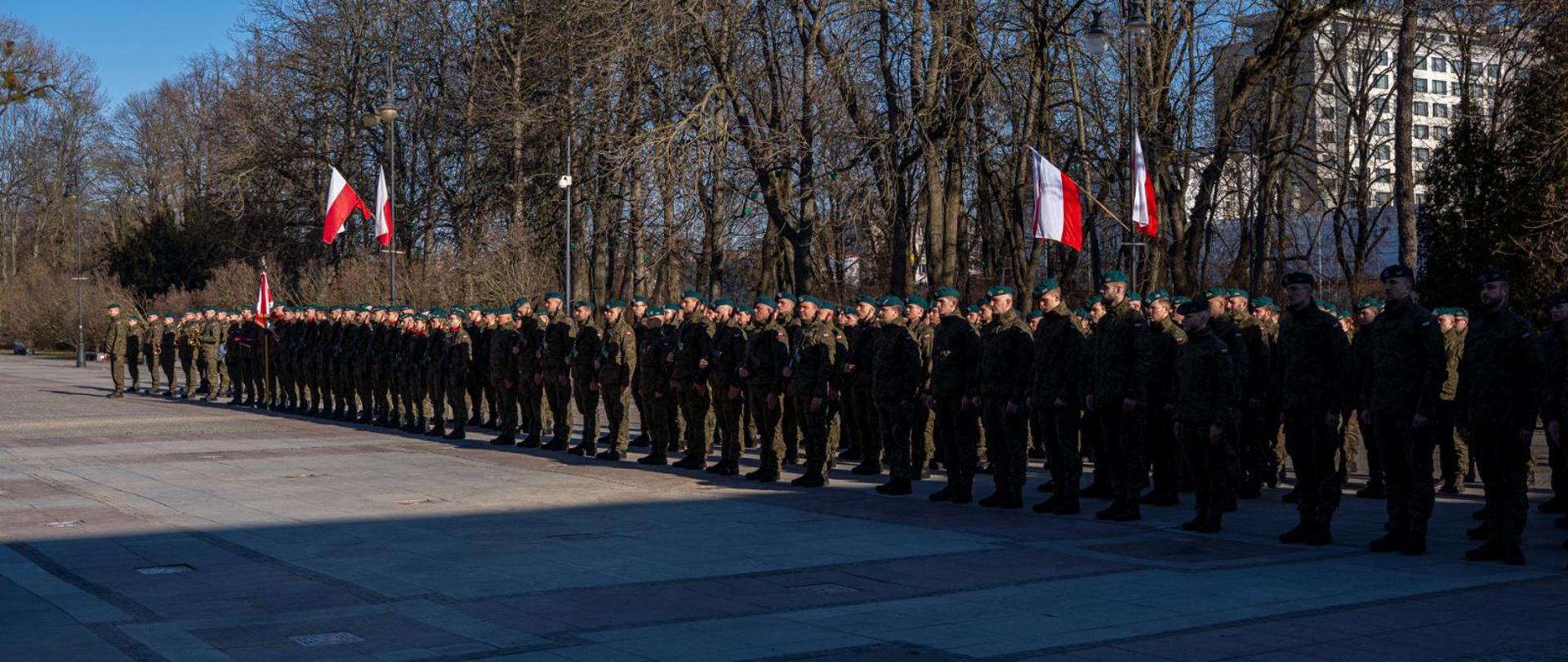 Uroczysta przysięga żołnierzy dobrowolnej służby wojskowej na Placu Marszałka Piłsudskiego w Białymstoku
