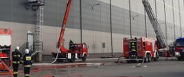 Prowadzenie działań gaśniczych hali z użyciem drabiny mechanicznej SD 37 i podnośnika SH 18 