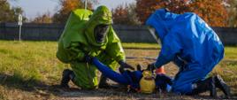 Zdjęcia przedstawiają strażaków wykonujących czynności ratownicze podczas ćwiczeń w dniu
27 października 2021 r na terenie zakładu Grupa Azoty S.A. w Tarnowie.
