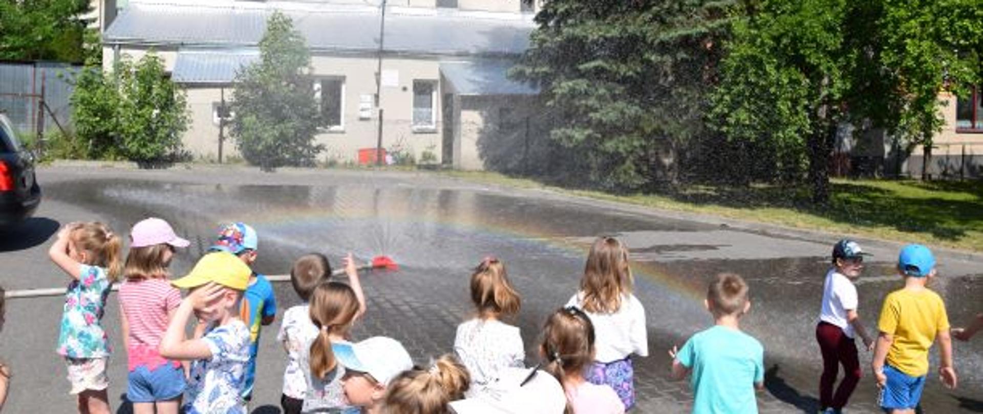 Dzieci zapoznają się z zawodem strażaka