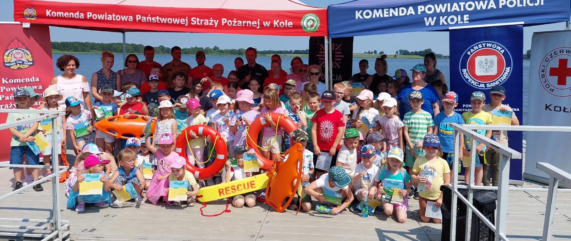 Zdjęcie przedstawia wszystkich uczestników prewencji społecznej "Kręci mnie bezpieczeństwo nad wodą" 