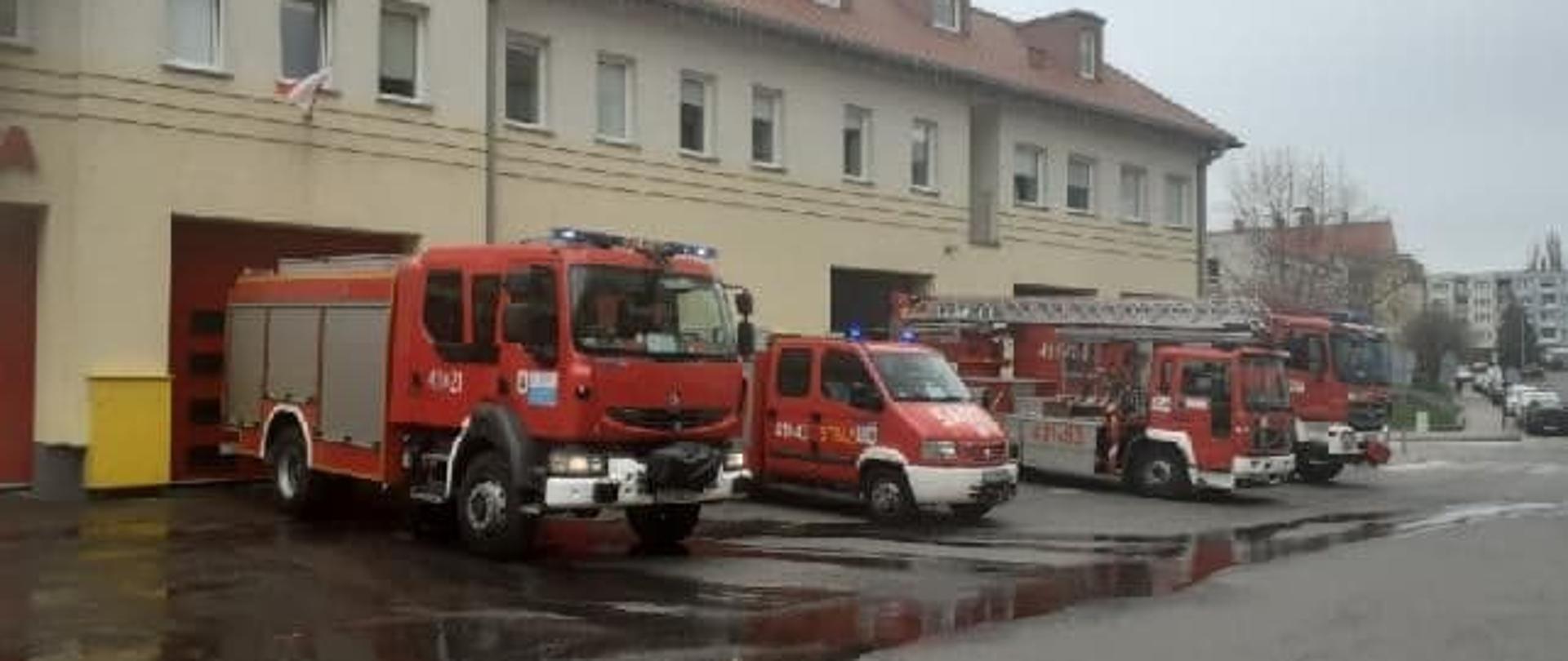 Na fotografii znajdują się wozy strażackie JRG Choszczno, które stoją ustawione obok siebie przed budynkiem komendy.