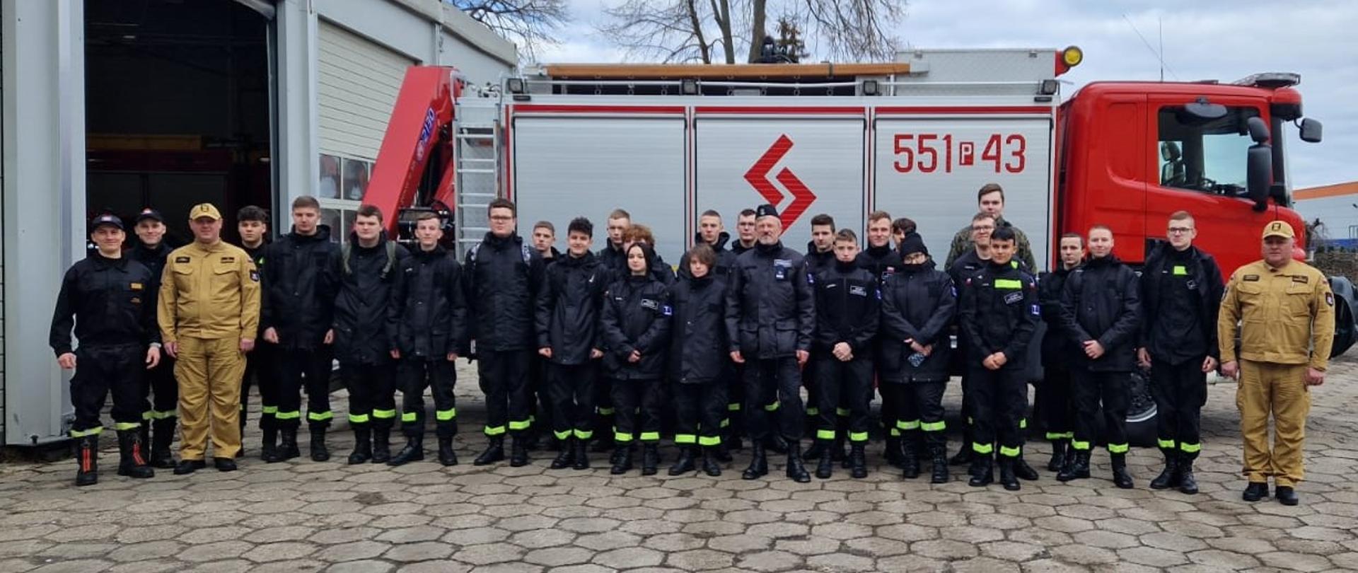 Jest to wspólne zdjęcie uczniów klasy mundurowej ze zmianą służbową w JRG 1 w Pile.