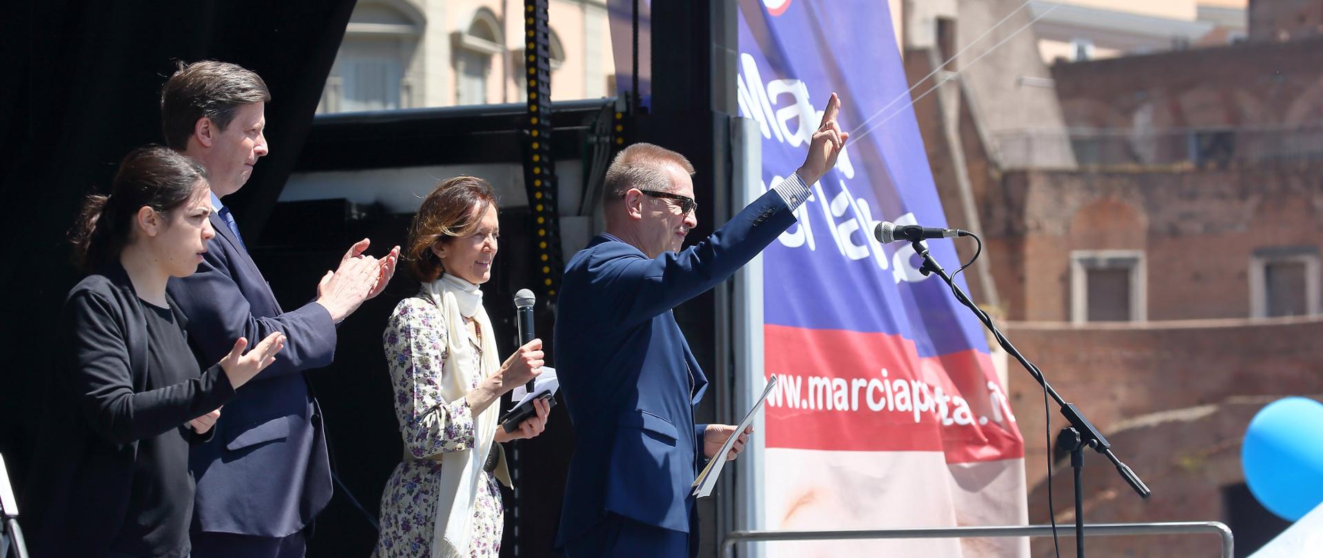 Decima edizione della Marcia per la Vita organizzata dalle associazioni pro life in via dei Fori Imperiali. L'Ambasciatore della Repubblica di Polonia presso la Santa Sede Janusz Kotanski durante il suo discorso sul palco. Presente l'Ambasciatore dell'Ungheria presso la Santa Sede Eduard Habsburg-Lothringen. Roma, 22 maggio 2021.