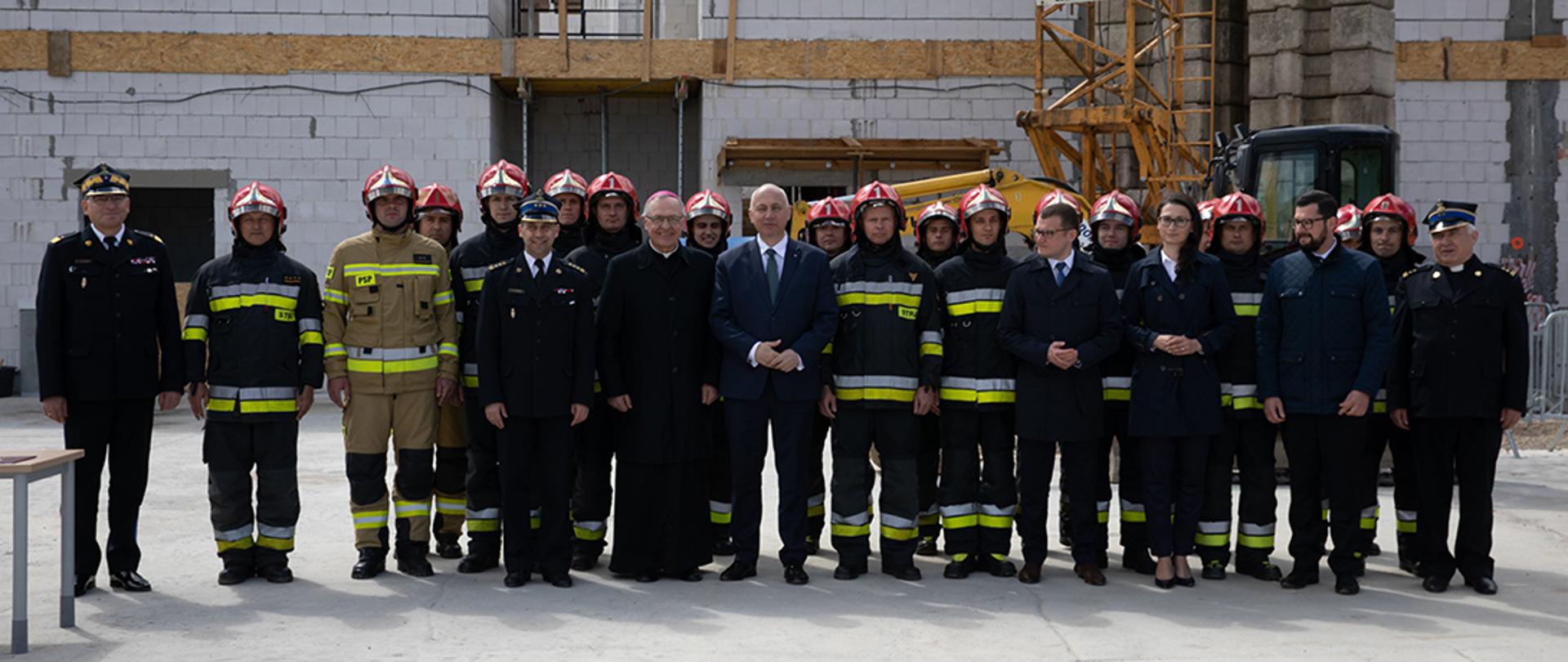 Minister Joachim Brudziński oraz wiceminister Paweł Szefernaker podczas uroczystości wmurowania aktu erekcyjnego pod budowę Jednostki Ratowniczo-Gaśniczej nr 1 w Koszalinie.
