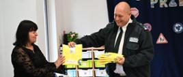 I Zastępca Mazowieckiego Wojewódzkiego Inspektora Transportu Drogowego Marcin Ciężkowski przekazał dla dzieci odblaskowe kamizelki z logo Inspekcji Transportu Drogowego na ręce dyrekcji Niepublicznego Przedszkola „Hania" w Zakrzewie.