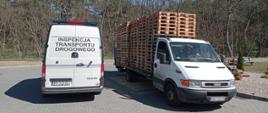 Na zdjęciu od lewej pojazd Inspekcji Transportu Drogowego w Poznaniu, obok badany pojazd przewożący drewniane palety.